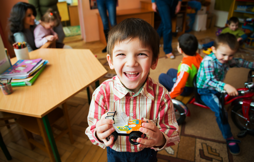 Злата Огневич сняла детей-сирот в своем новом видео